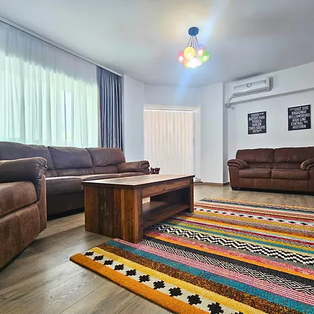 Апартаменти Fancy 3bd Family Friendly In Historical Centre Netflix View