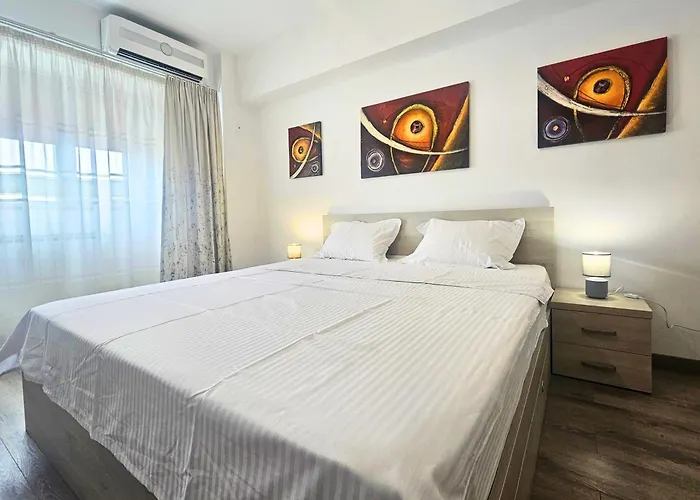 Fancy 3bd Family Friendly In Historical Centre Netflix View شقة