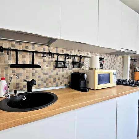 Апартаменти Fancy 3bd Family Friendly In Historical Centre Netflix View